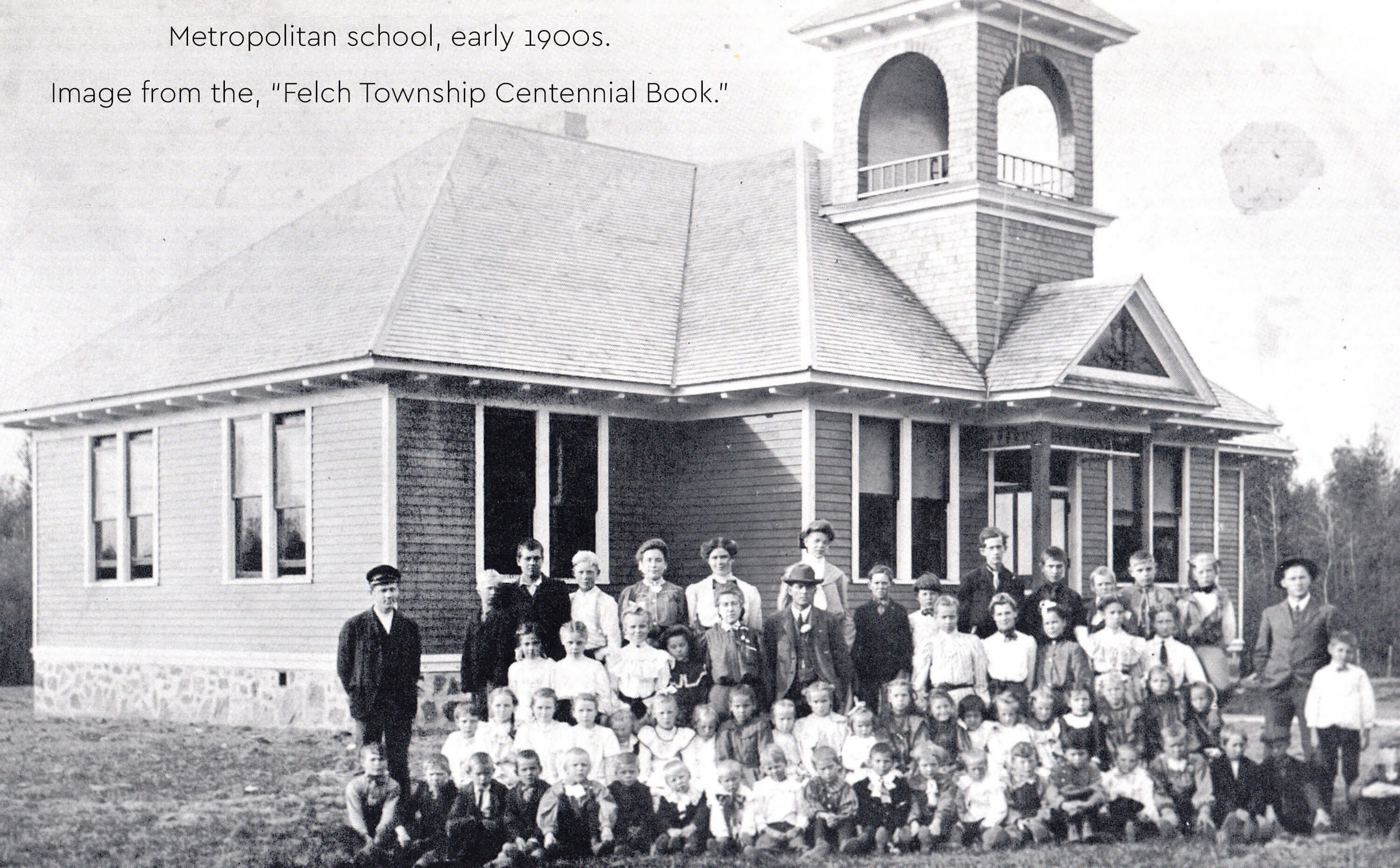 Class photo in front of Metropolitan school, early 1900s.