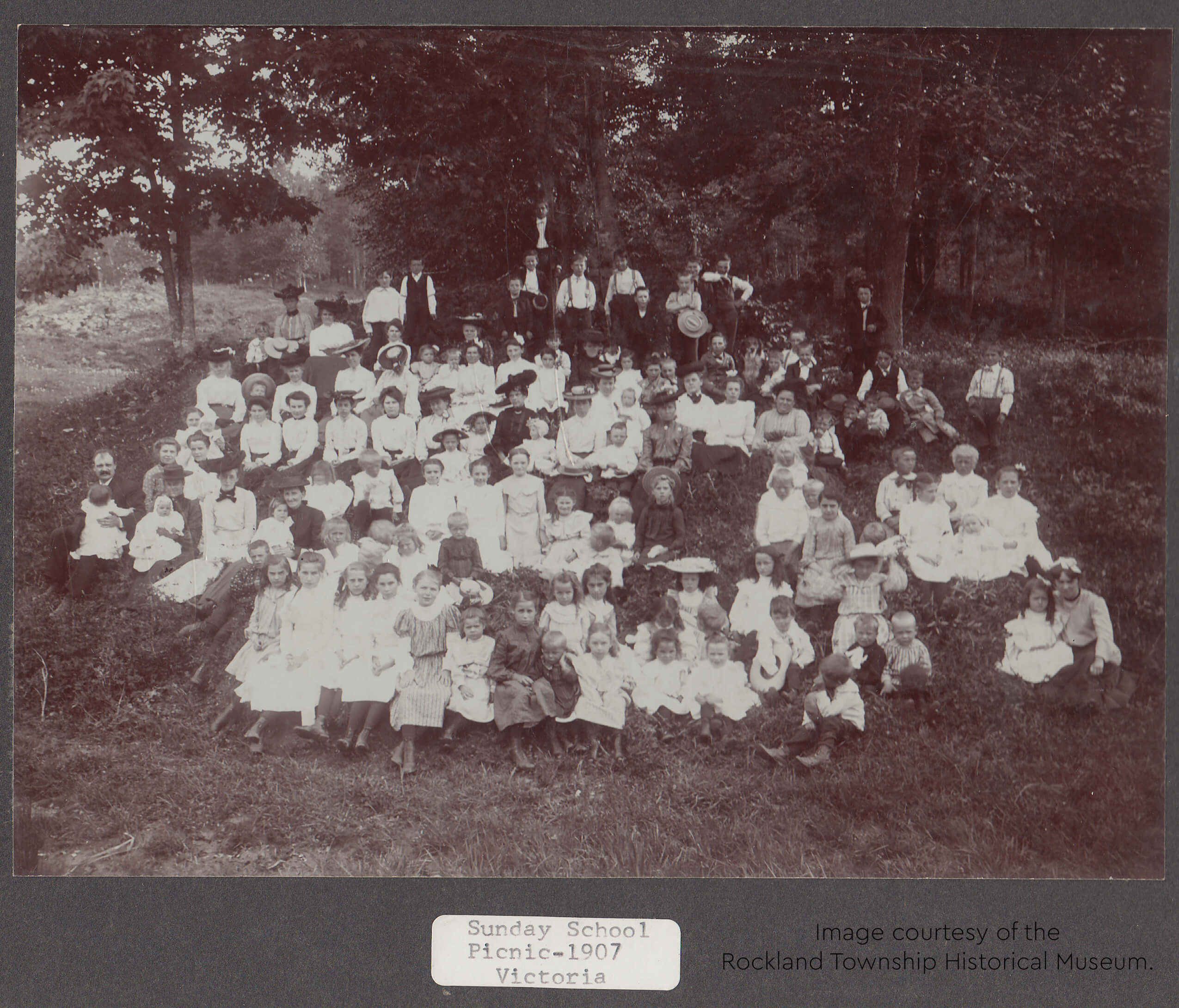Historic photo of a large group of children and adults at a 1907 Sunday School picnic in Victoria.