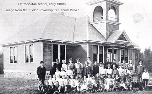 Class photo in front of Metropolitan school, early 1900s.