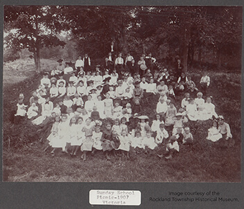 Historic photo of a large group of children and adults at a 1907 Sunday School picnic in Victoria.
