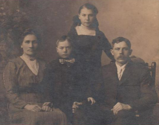 Henry & Aliina Ruusi along with their children Henry Jr. and Lempi.